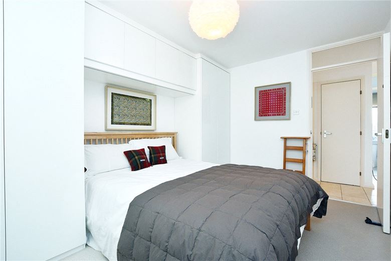 2 bedroom flat, Essex Court, Station Road SW13
