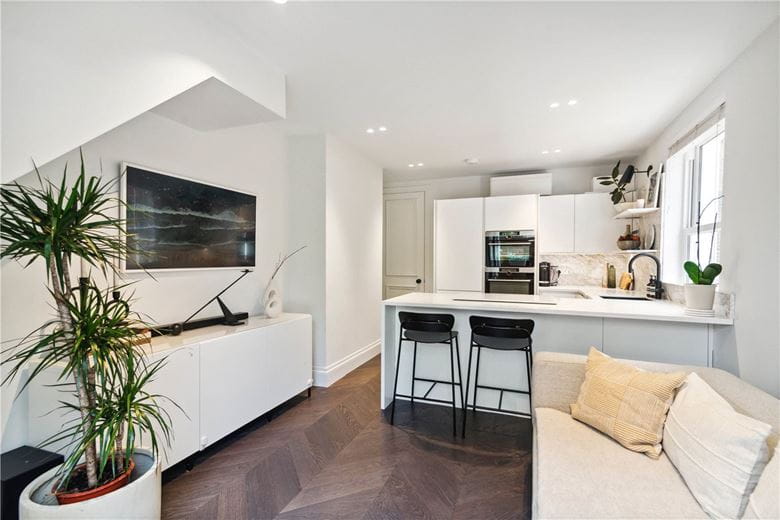 3 bedroom flat, Niton Street, London SW6 - Available