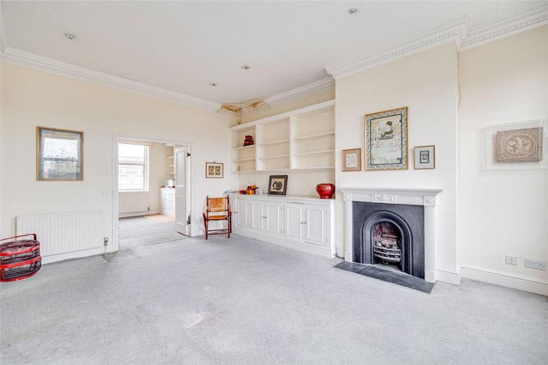 2 bedroom flat, Fulham Road, Fulham SW6 - Available