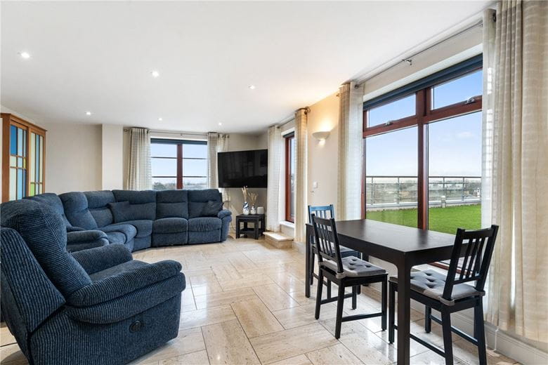 2 bedroom flat, Hills Road, Cambridge CB2 - Available