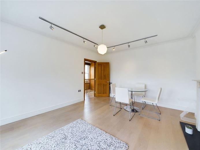 2 bedroom flat, Marloes Road, London W8 - Available