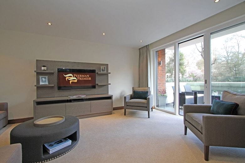 3 bedroom flat, Ennismore Gardens, London SW7 - Available
