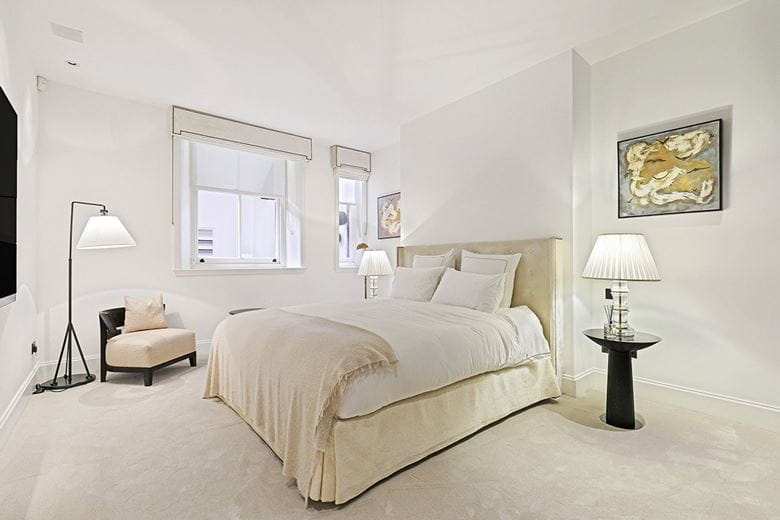 3 bedroom flat, Pont Street, Knightsbridge SW1X - Available