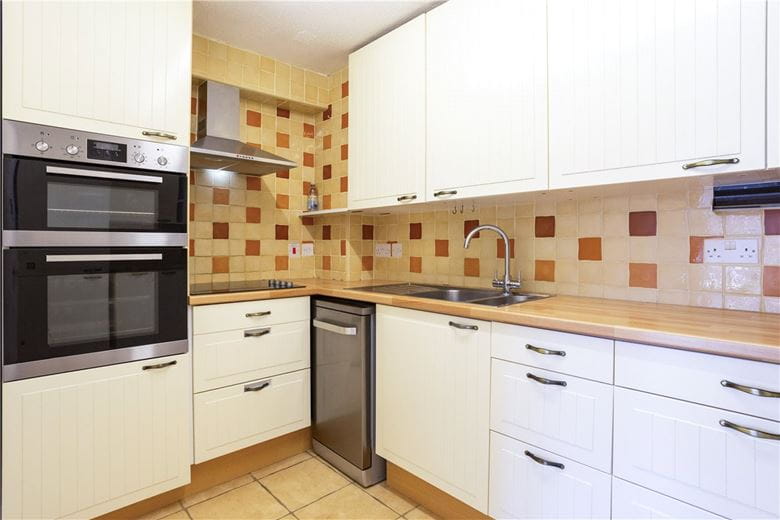 2 bedroom flat, Purcells Court, George Lane SN8 - Available