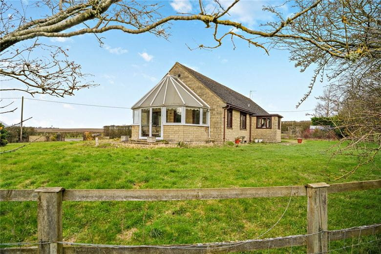 3 bedroom bungalow, Lew, Bampton OX18 - Available