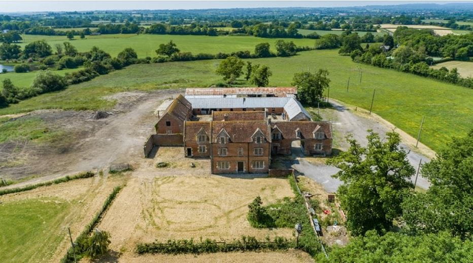148.4 acres House, Fernbrook Farm, Shaftesbury Road SP7 - Available
