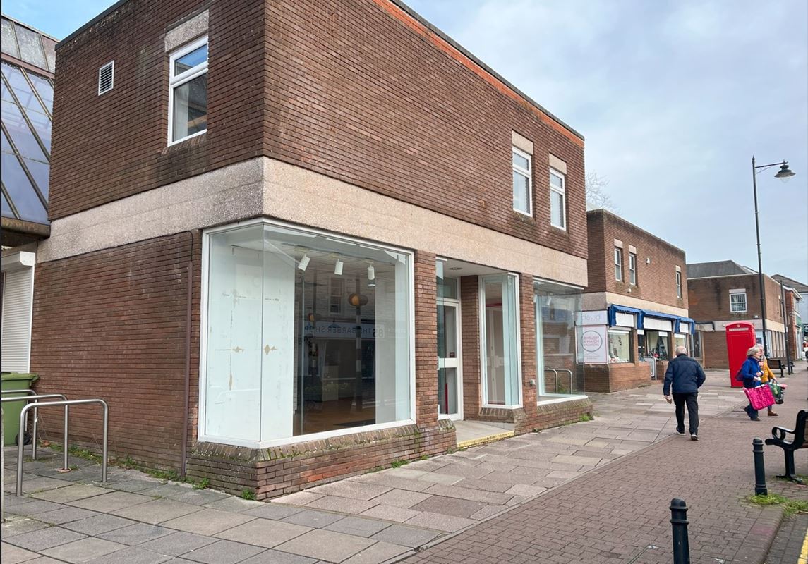 943 Sq Ft , 138 High Street BS48 - Under Offer