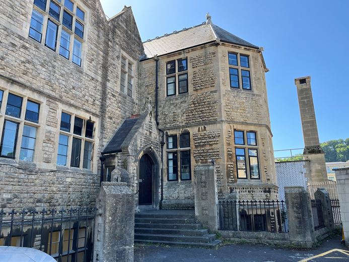 1,194 Sq Ft , 1st Floor Office Suite, South Parade BA2 - Available