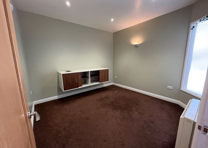 834 Sq Ft , Unit 10, Bank Street - Available