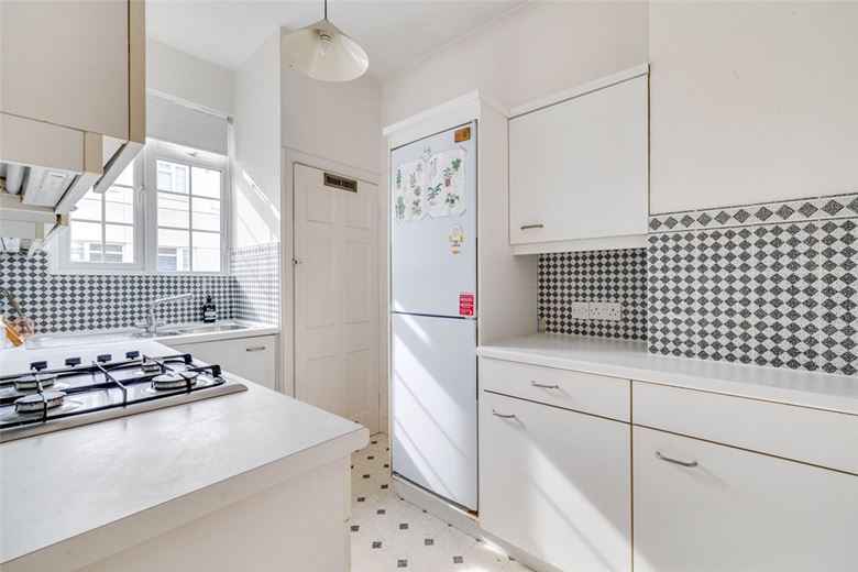 2 bedroom maisonette, Carmichael Court, Grove Road SW13 - Let Agreed