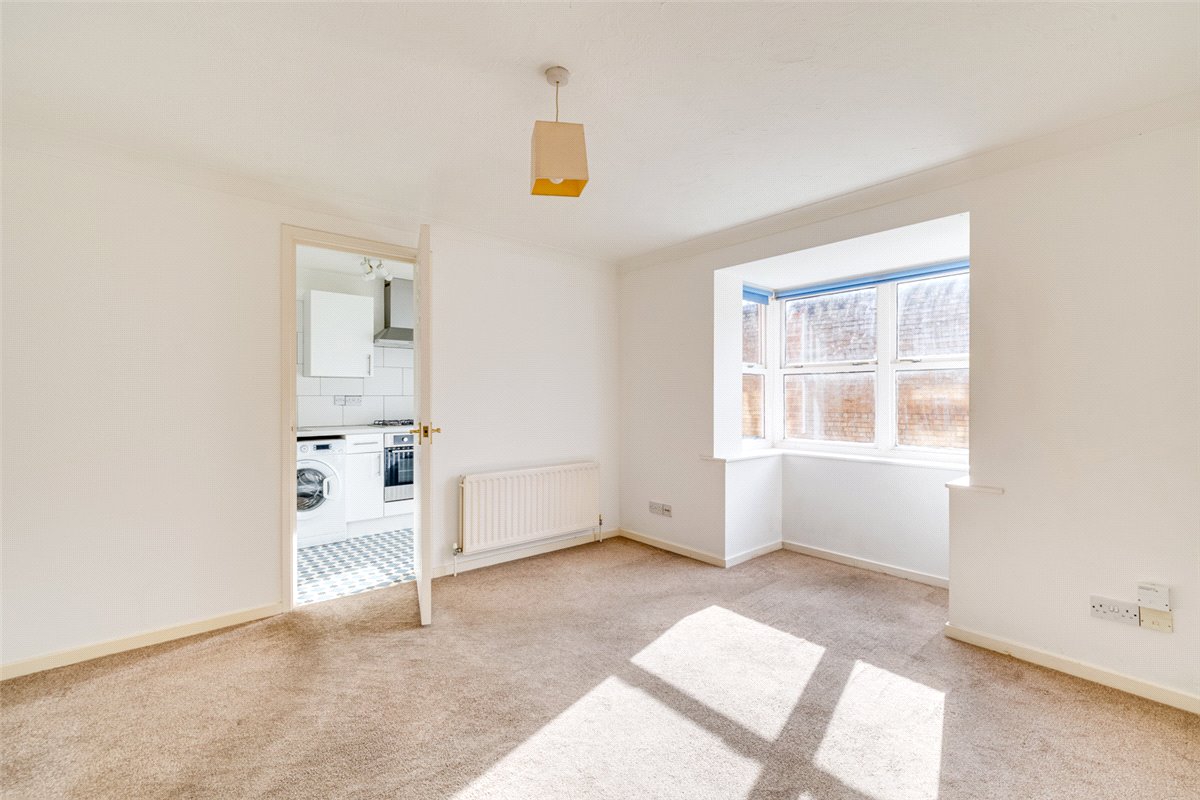 1 bedroom flat, Dovecote Gardens, London SW14