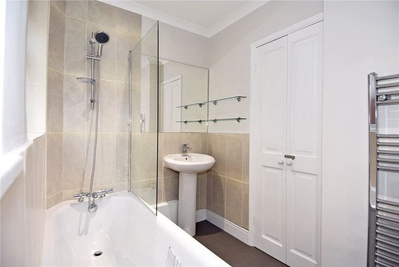 2 bedroom maisonette, Kelvedon Close, Kingston upon Thames KT2 - Available