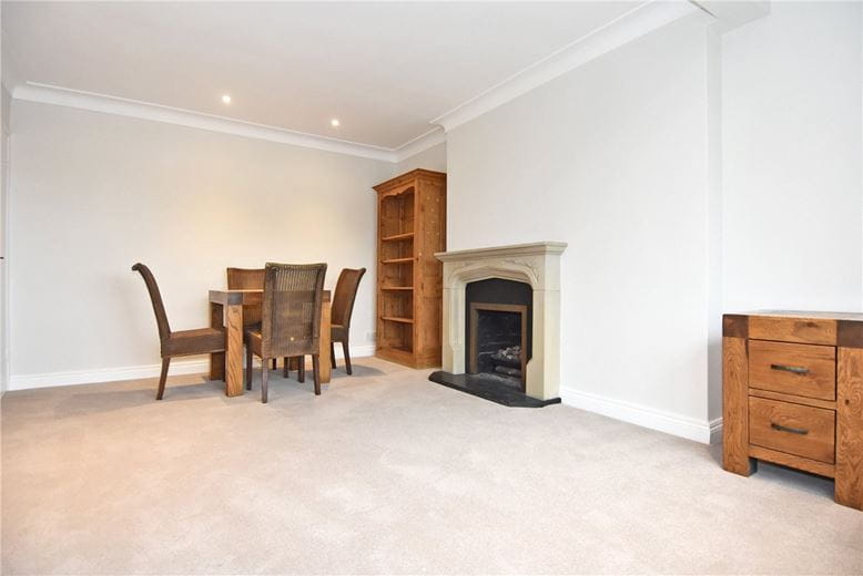 2 bedroom maisonette, Kelvedon Close, Kingston upon Thames KT2 - Available