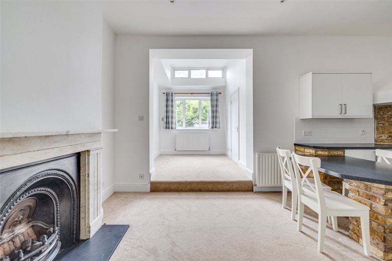 2 bedroom flat, Rosemary Lane, London SW14 - Available