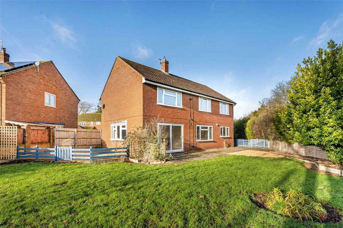 4 bedroom house, Grange Close, Twyford MK18 - Available