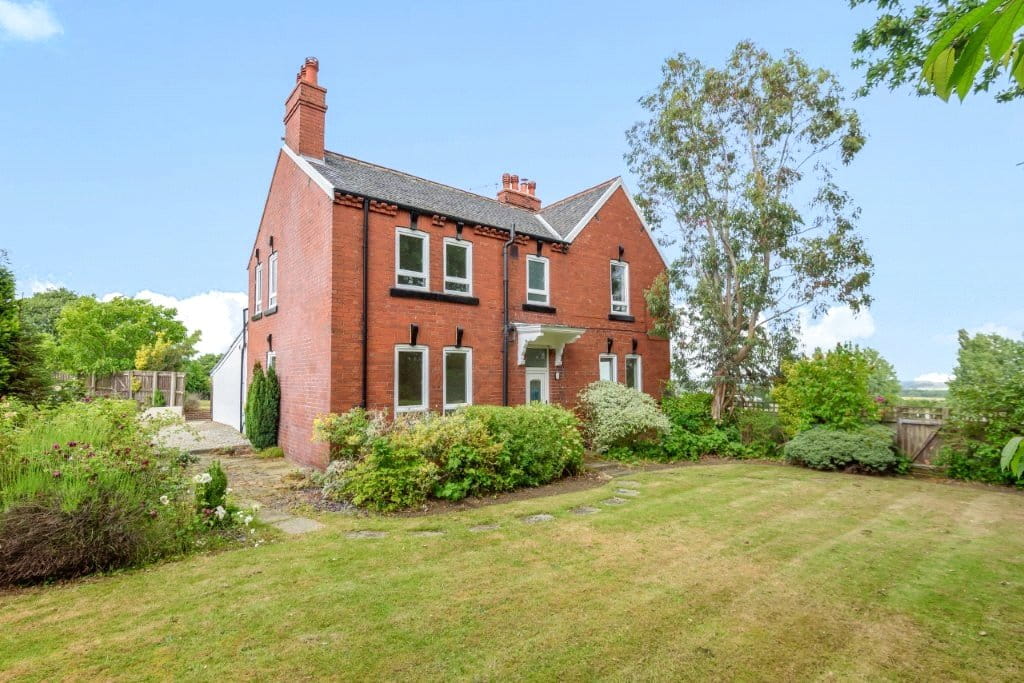 5 bedroom house, Holmsley Lane, Brierley S72 - Available