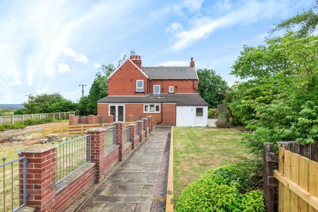 5 bedroom house, Holmsley Lane, Brierley S72 - Available