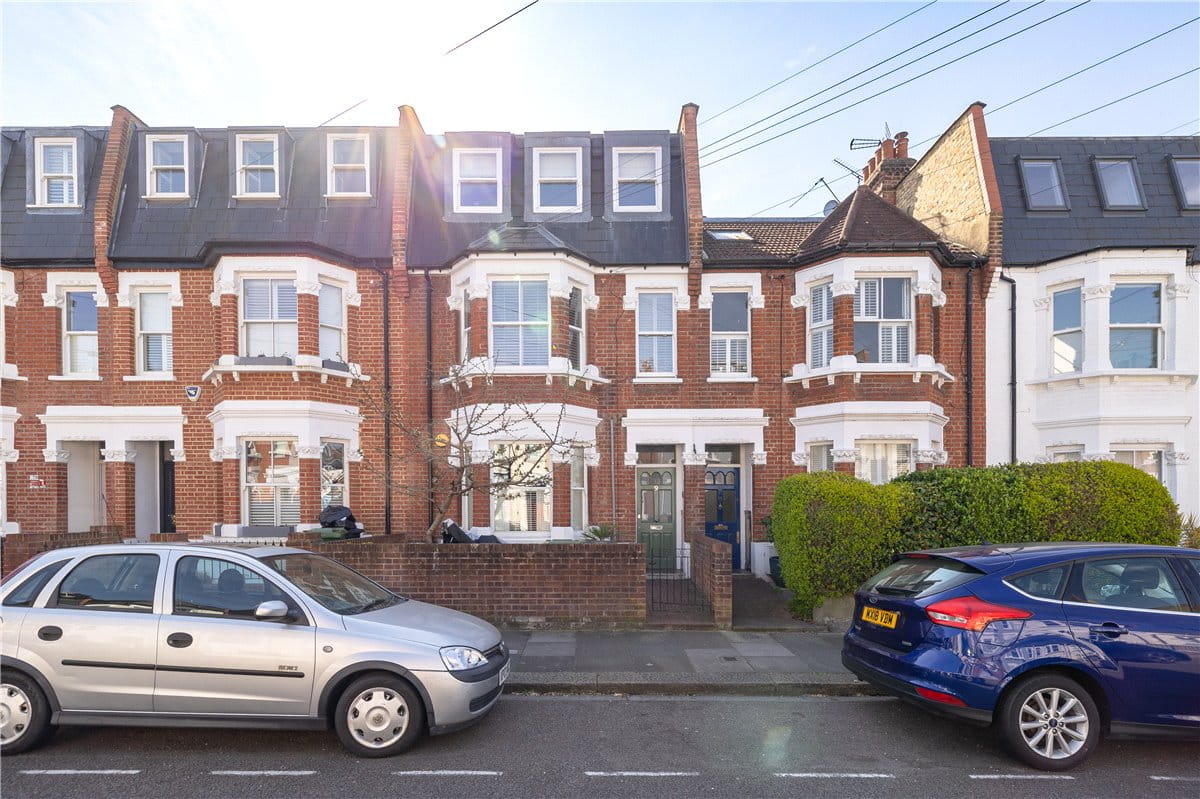 3 bedroom flat, Queensmill Road, London SW6 - Available