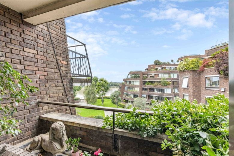 2 bedroom flat, Alder Lodge, 73 Stevenage Road SW6 - Available