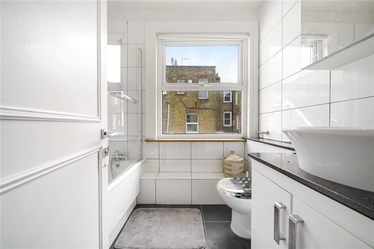 3 bedroom flat, Bronsart Road, Fulham SW6 - Available