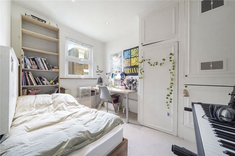 3 bedroom flat, Bronsart Road, Fulham SW6 - Available
