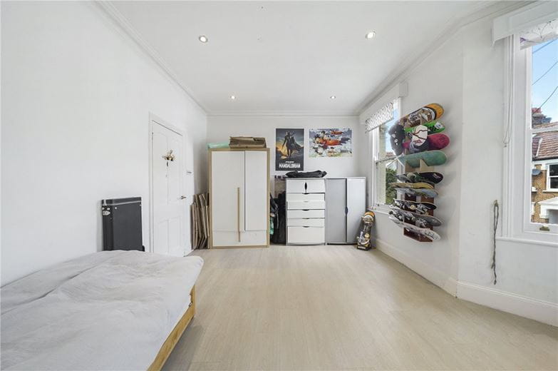 3 bedroom flat, Bronsart Road, Fulham SW6 - Available
