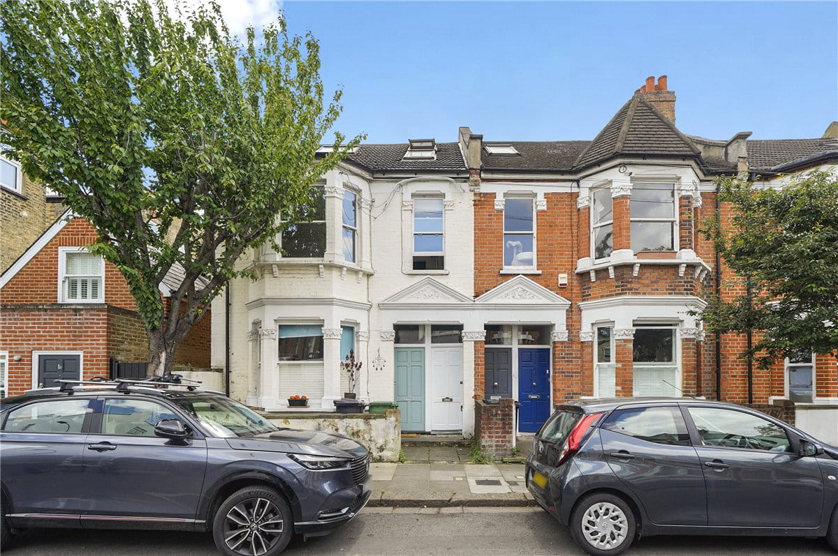 3 bedroom flat, Bronsart Road, Fulham SW6 - Available