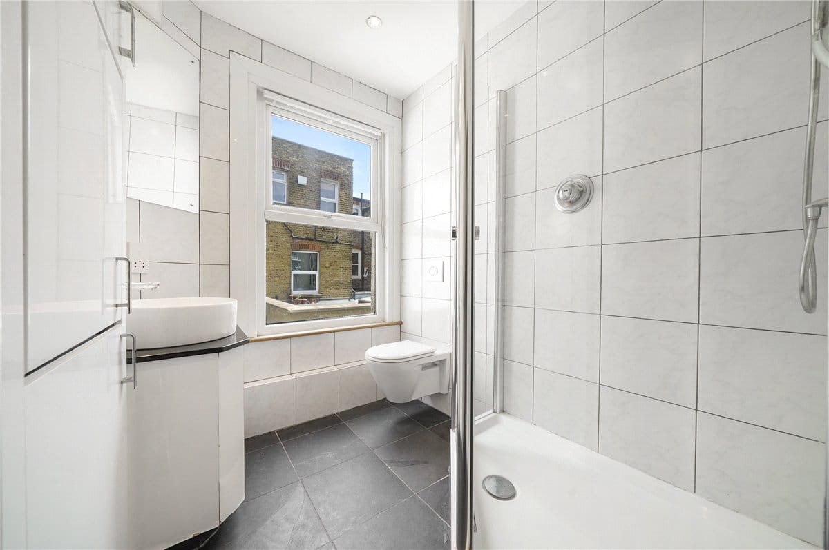 3 bedroom flat, Bronsart Road, Fulham SW6 - Available