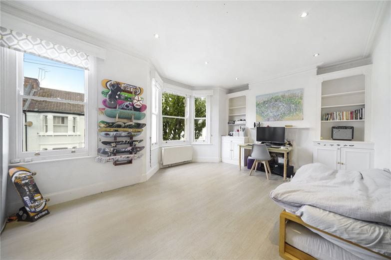 3 bedroom flat, Bronsart Road, Fulham SW6 - Available