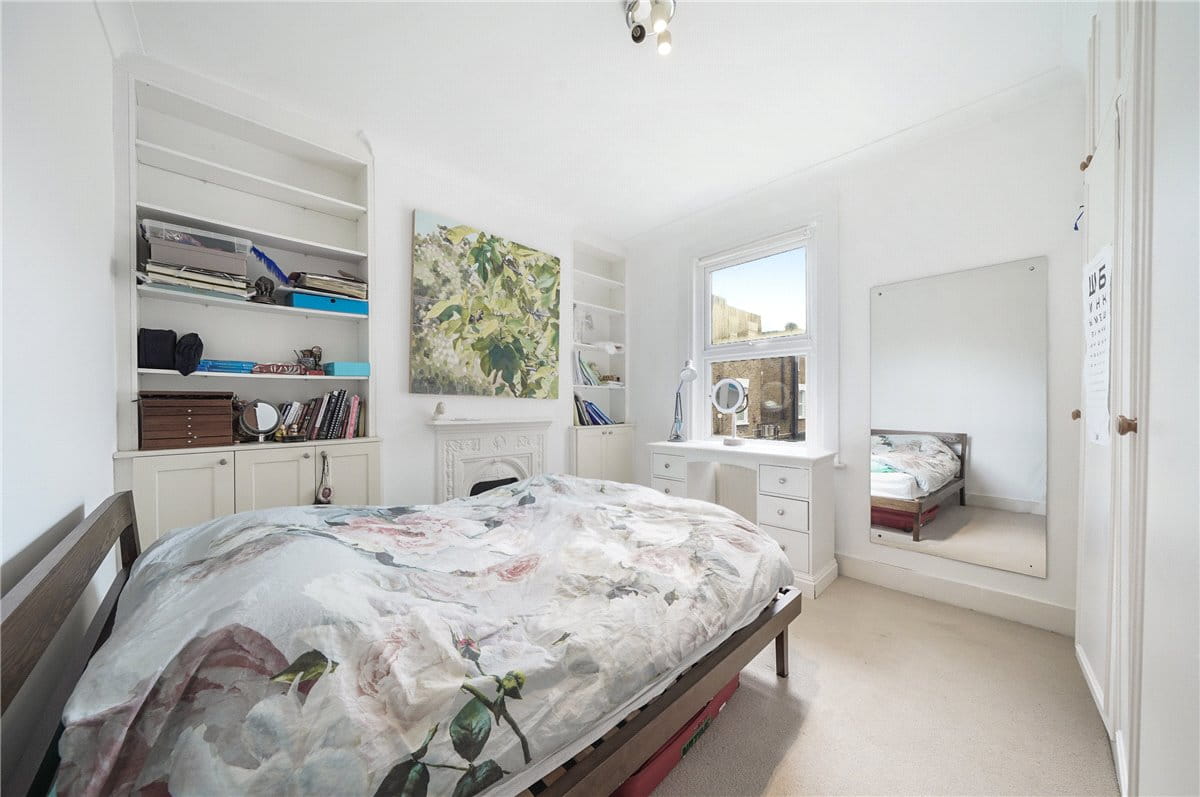 3 bedroom flat, Bronsart Road, Fulham SW6 - Available