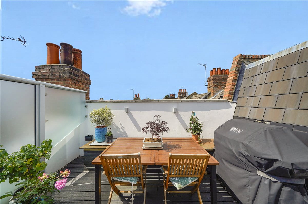 3 bedroom flat, Bronsart Road, Fulham SW6 - Available