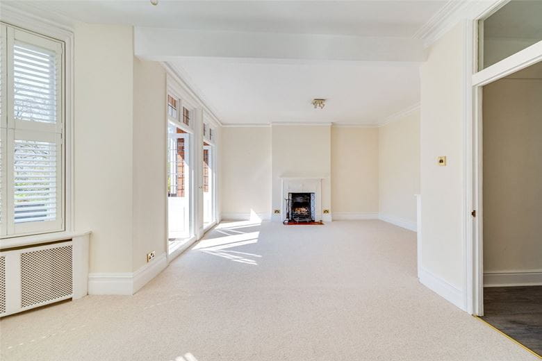 3 bedroom flat, Bishops Mansions, Stevenage Road SW6 - Available