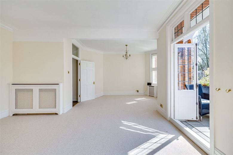 3 bedroom flat, Bishops Mansions, Stevenage Road SW6 - Available