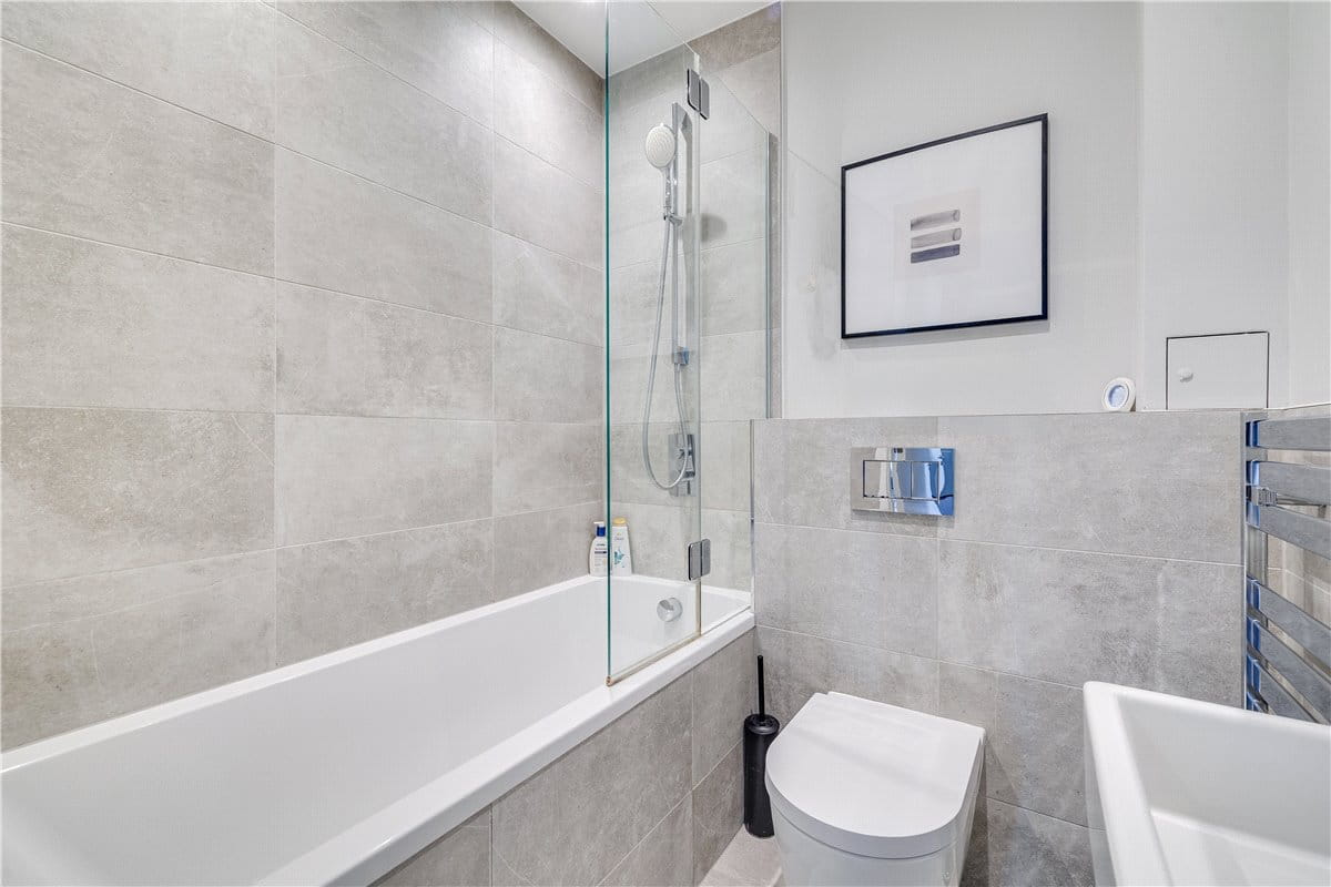 3 bedroom flat, Hannell Road, London SW6 - Available