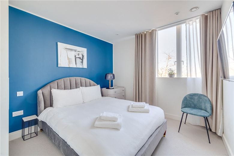 3 bedroom flat, Hannell Road, London SW6 - Available