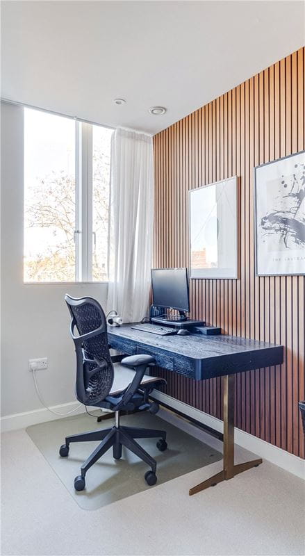 3 bedroom flat, Hannell Road, London SW6 - Available