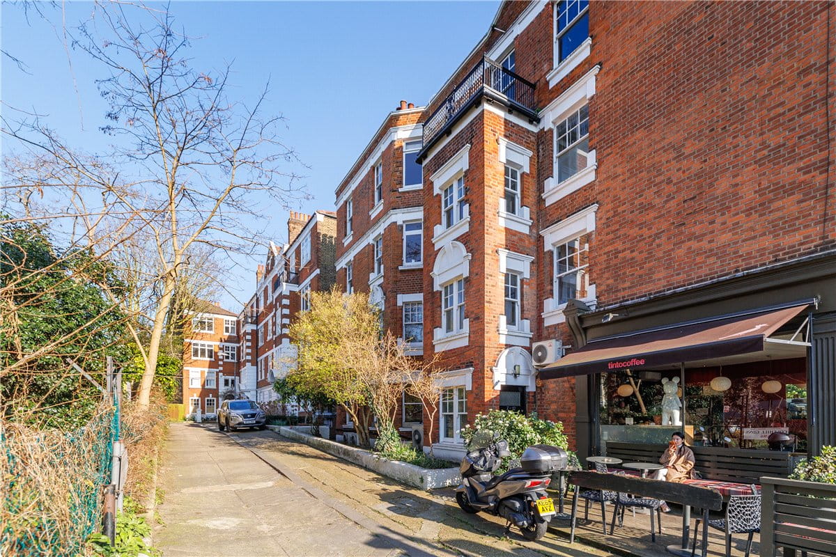 2 bedroom flat, Colehill Gardens, Fulham Palace Road SW6 - Available