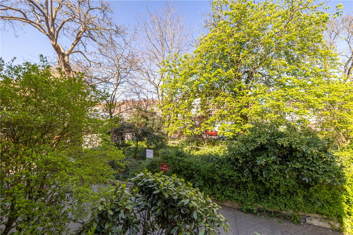 2 bedroom flat, Colehill Gardens, Fulham Palace Road SW6 - Available