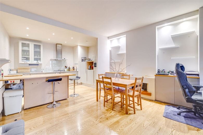 2 bedroom flat, Farm Lane, London SW6 - Available