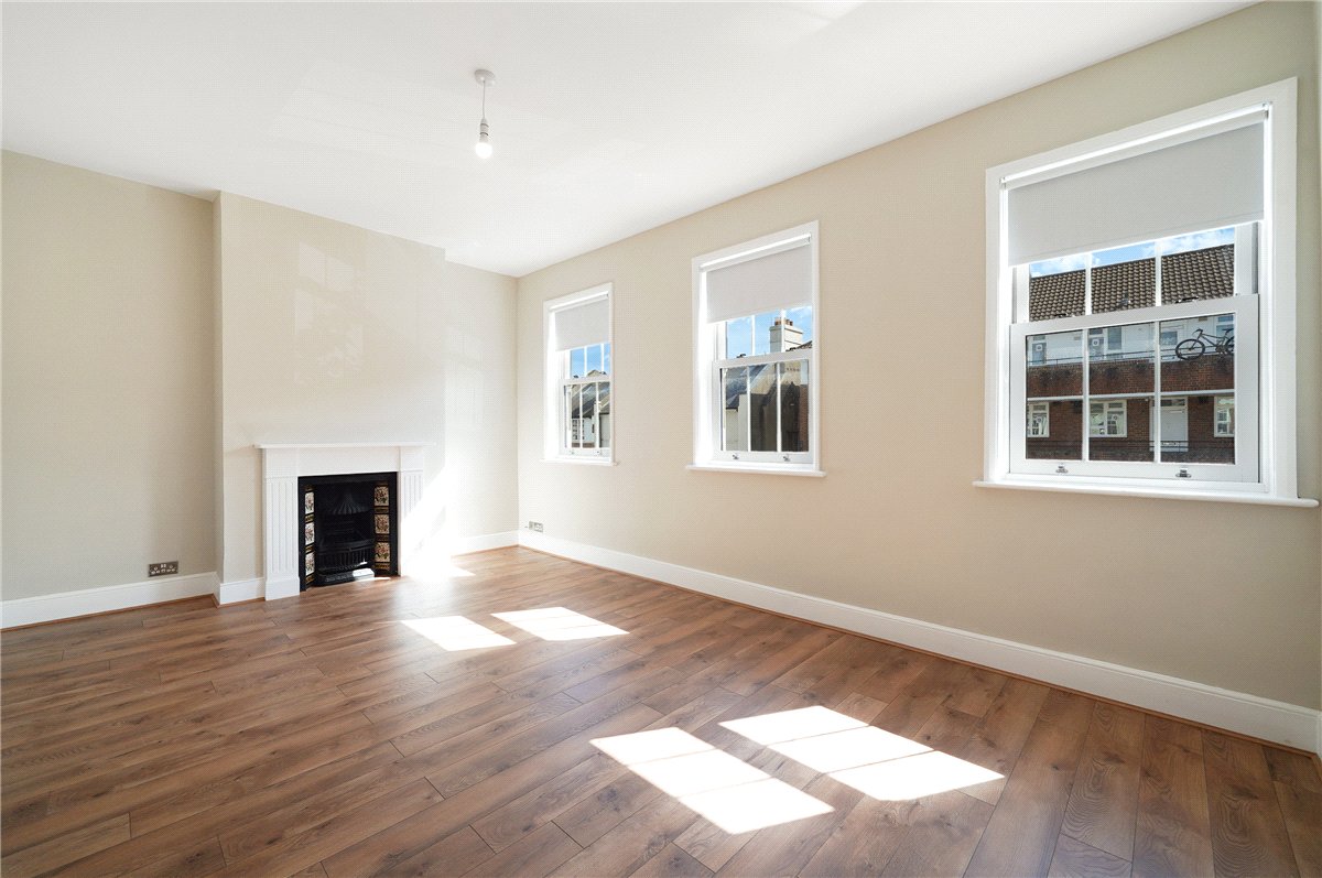 2 bedroom flat, Racton Road, London SW6 - Available