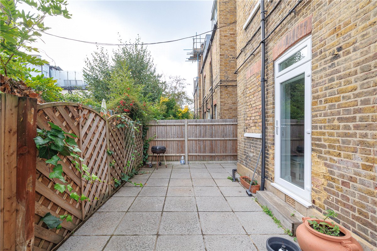 2 bedroom flat, Vera Road, London SW6 - Available
