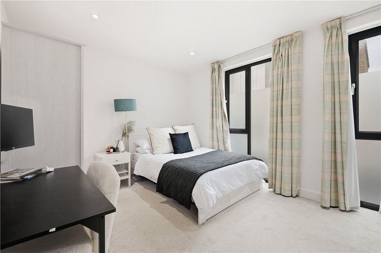 3 bedroom flat, Lillie Road, London SW6 - Available