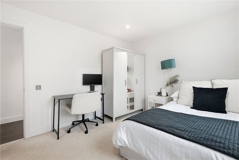 3 bedroom flat, Lillie Road, London SW6 - Available