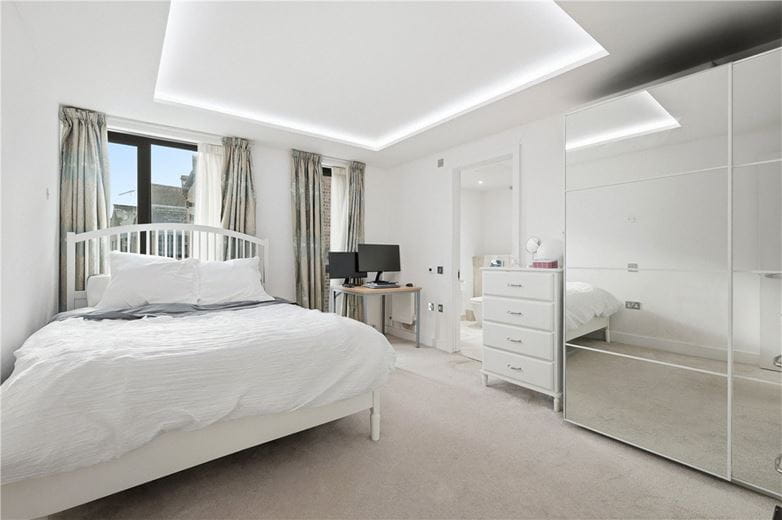 3 bedroom flat, Lillie Road, London SW6 - Available
