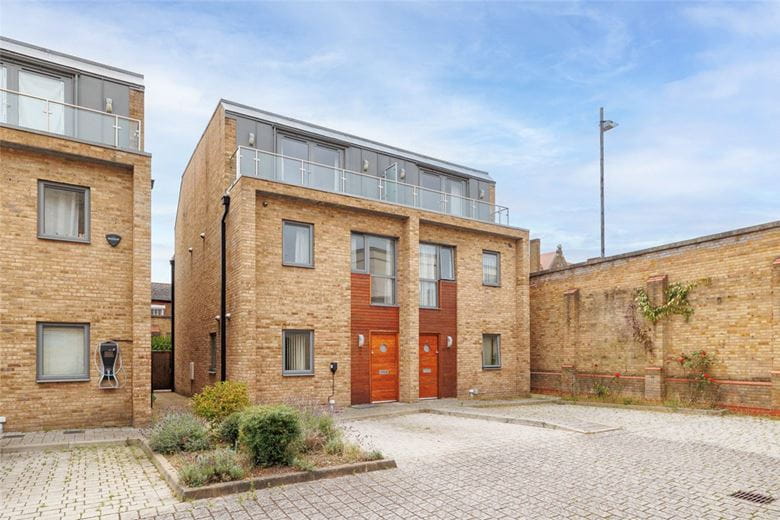 4 bedroom house, Dere Close, London SW6 - Sold