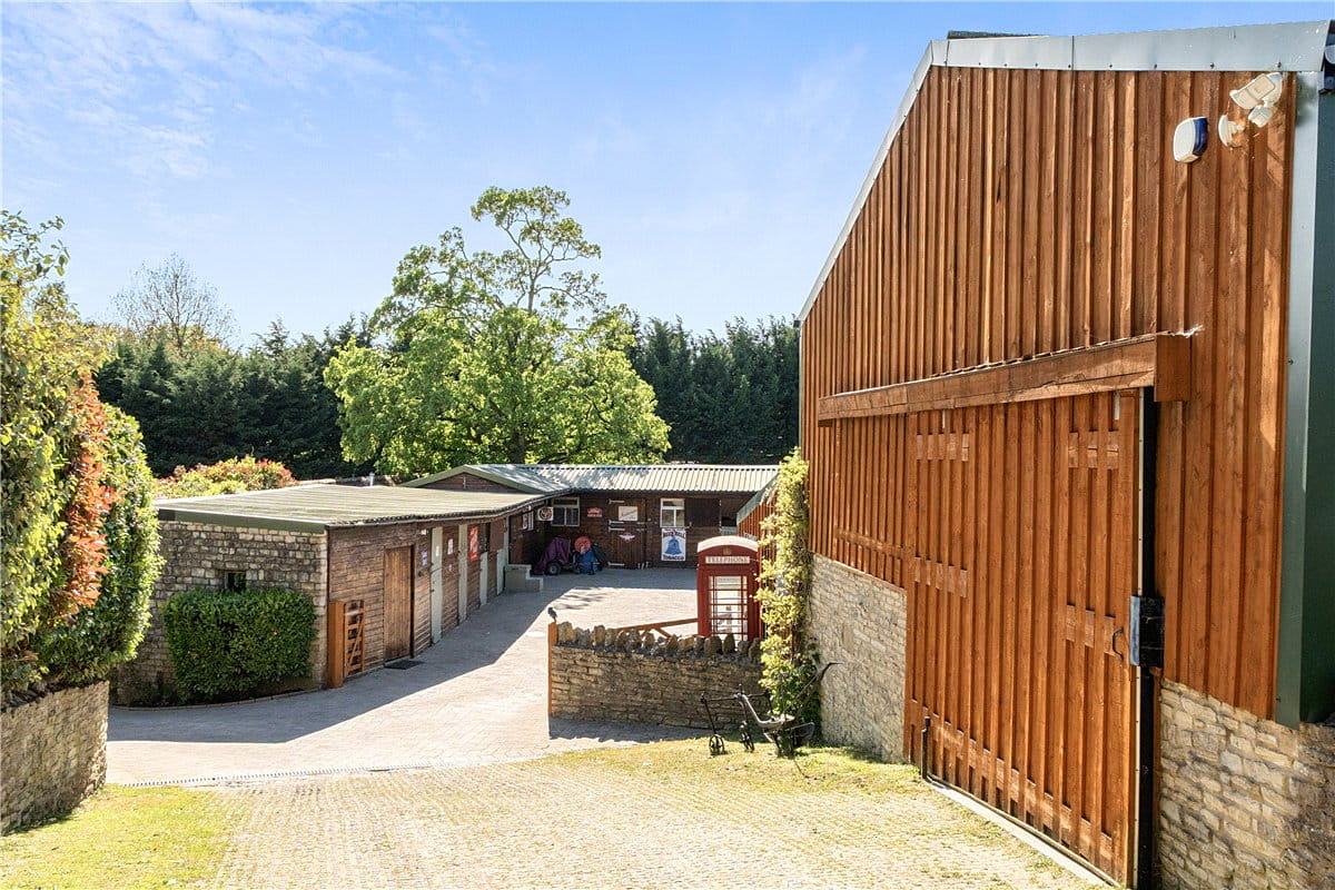 25.6 acres House, Siston, Bristol BS16 - Available