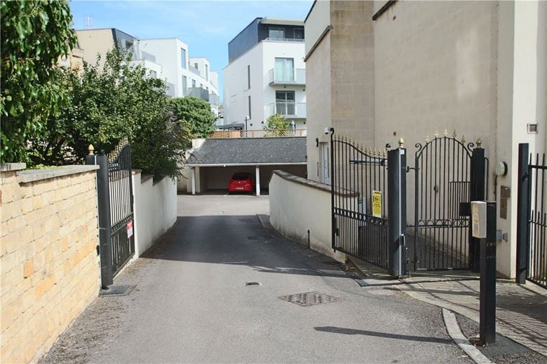 2 bedroom flat, Victoria Bridge Road, Bath BA1 - Sold STC