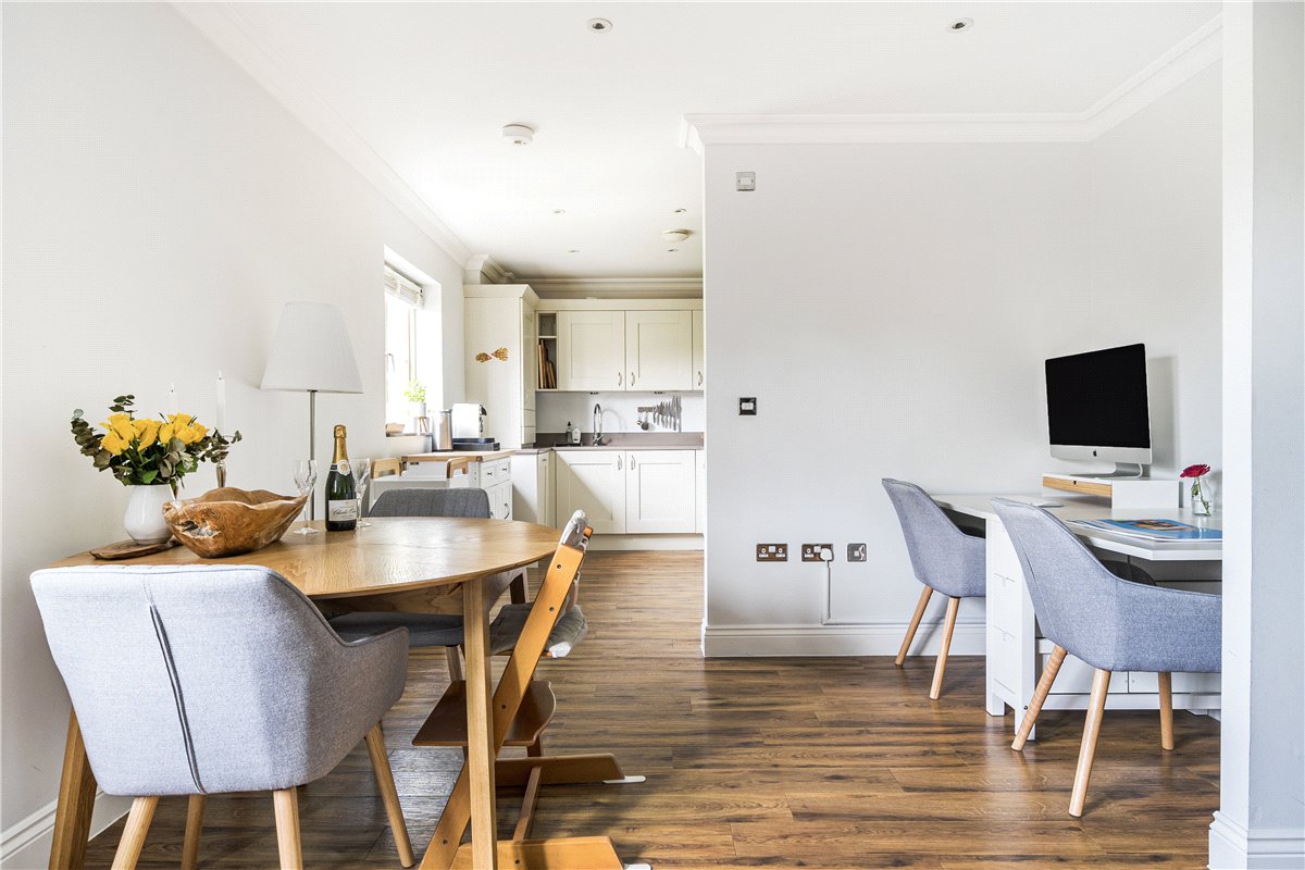 2 bedroom flat, Fortescue Street, Norton St. Philip BA2 - Available