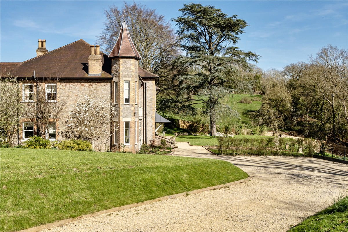 8 bedroom house, Rock Road, Wick BS30 - Available