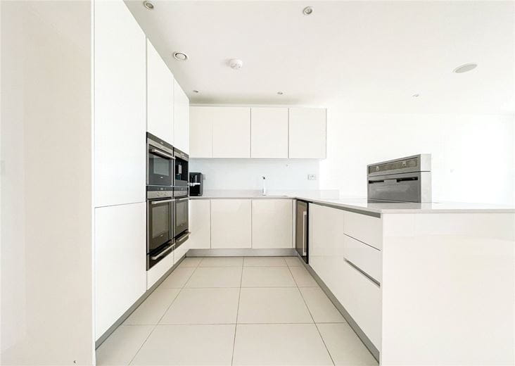 3 bedroom flat, Keynes House, Kingsley Walk CB5